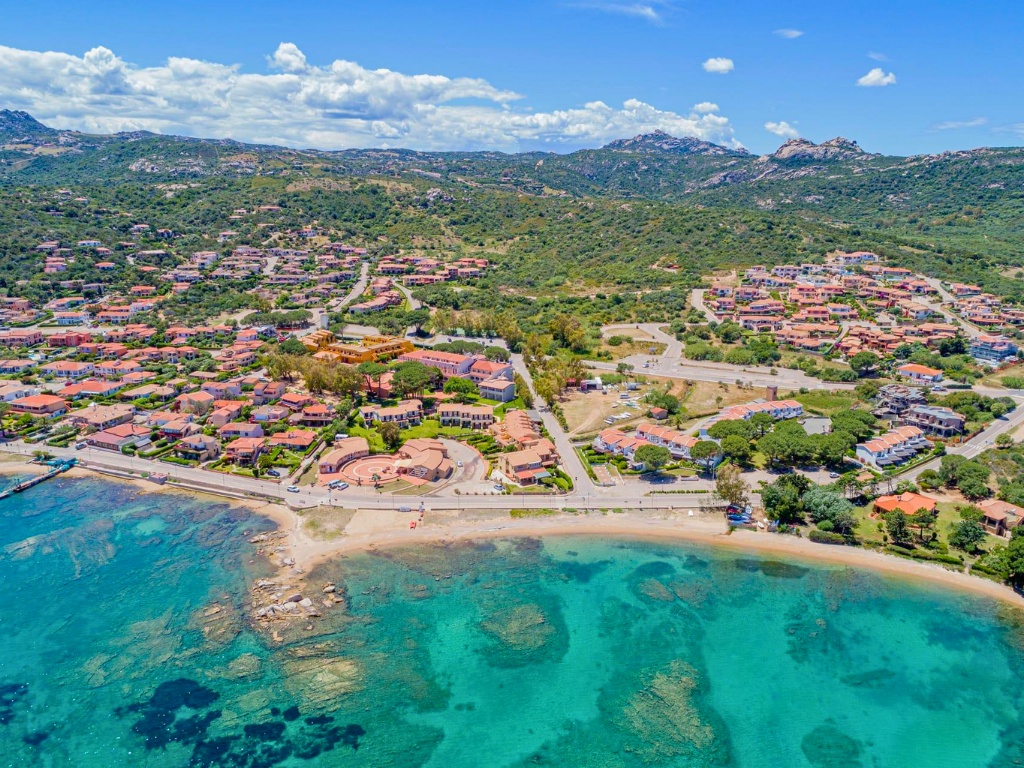 posizione villaggio blu hotel laconia cannigione