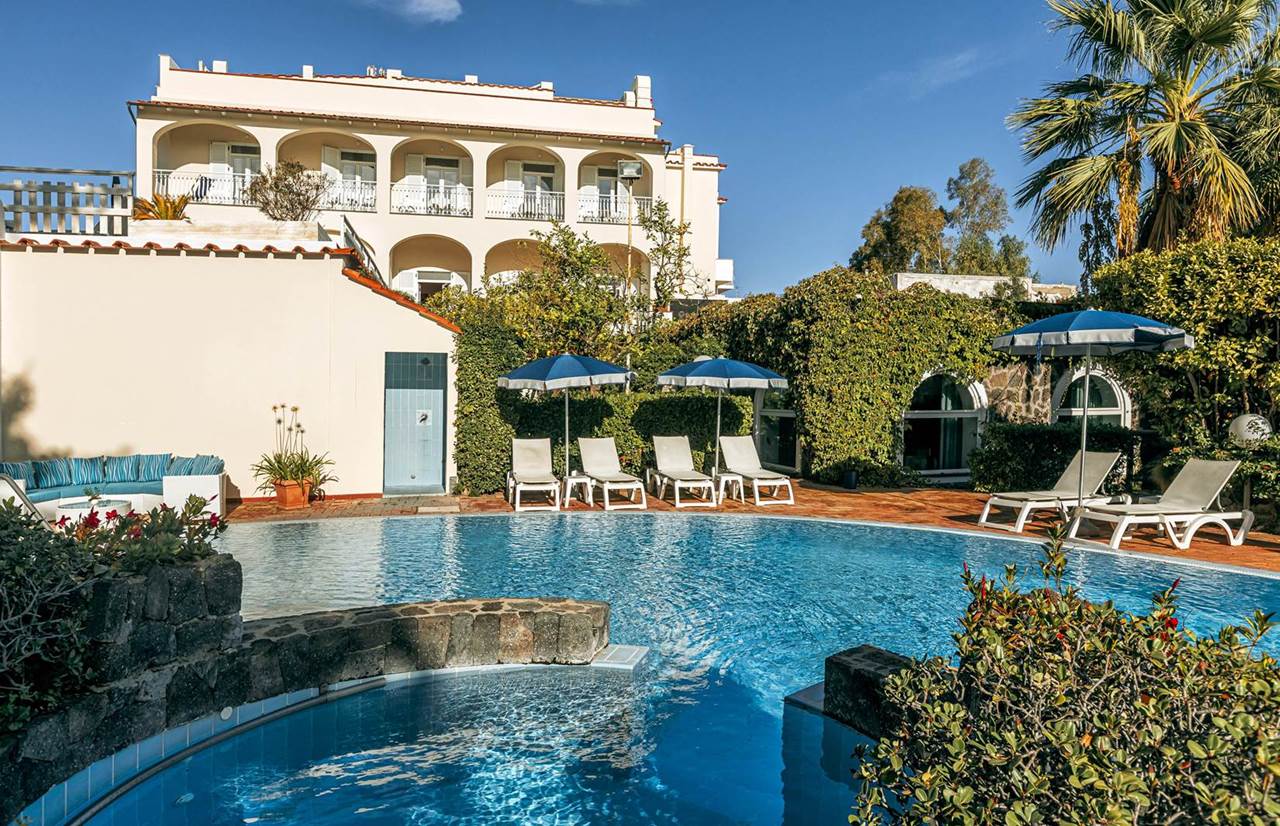 hotel regina palace terme piscina e stuttura