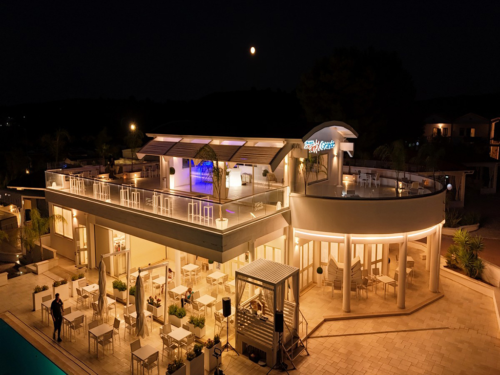 bar esterno notte villaggio piano grande